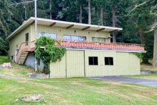 Integrated hangar in front, swimming pool in back